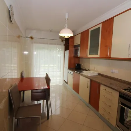 Center & Oura Beach & Strip - דירה *
